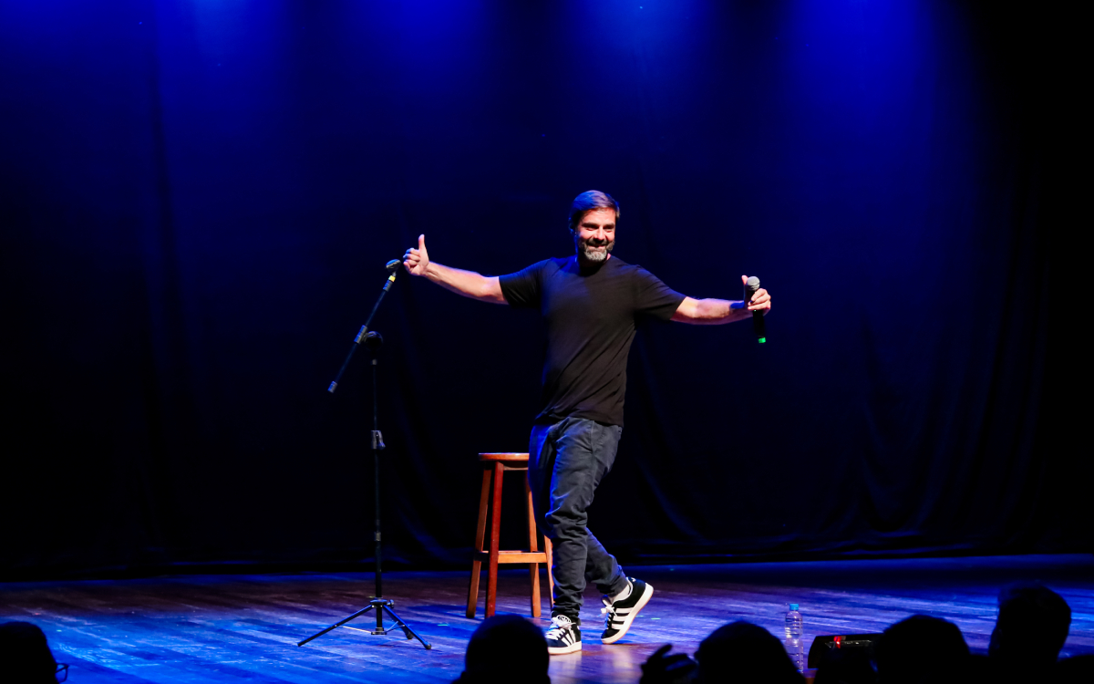 Comemorando 20 anos de carreira, um dos pioneiros do  stand-up comedy no Brasil  faz duas apresentações de seu novo show em São Paulo