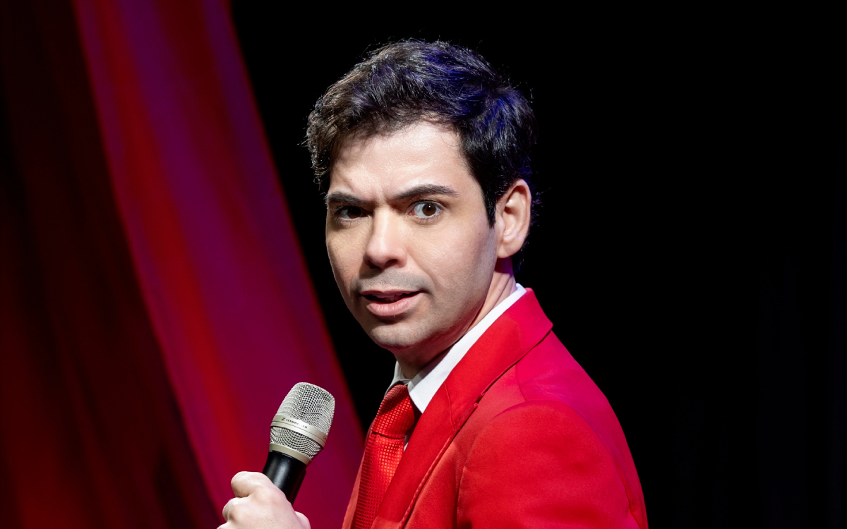 Gustavo Mendes está de volta aos palcos com show inédito de standup, até 24 de setembro, no Teatro Mooca