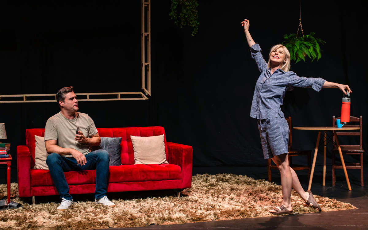 Com Julianne Trevisol, Leandro Luna e Beto Schultz, Uma Semana, Nada Mais encerra temporada no Teatro Nair Bello