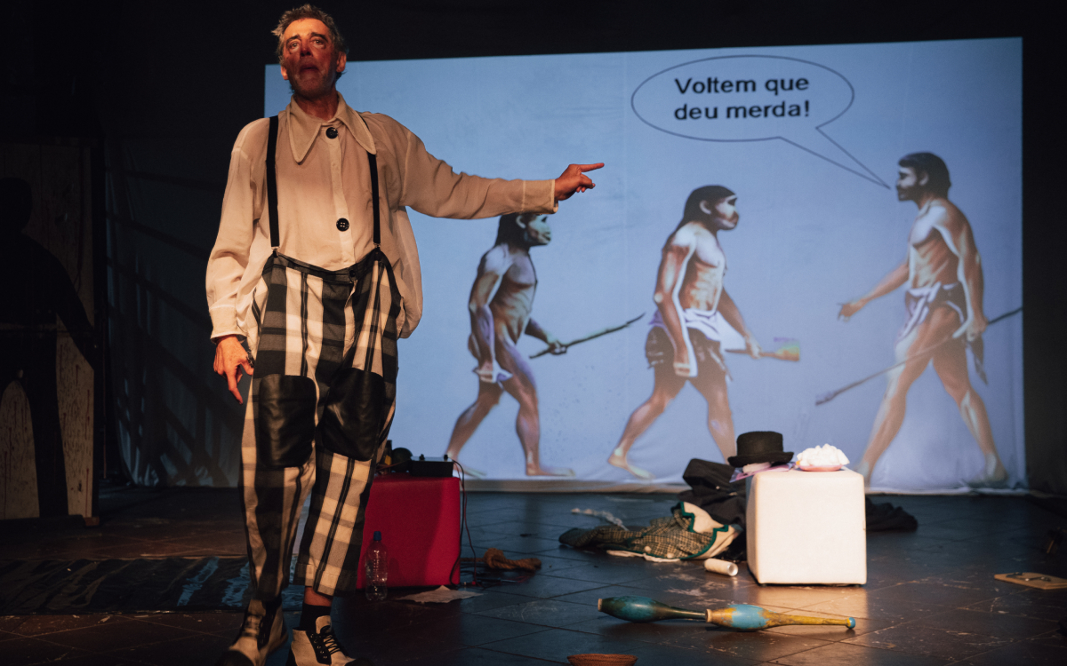 Raul Barretto reflete sobre tempo e envelhecimento em Despalhaço, no Sesc Vila Mariana